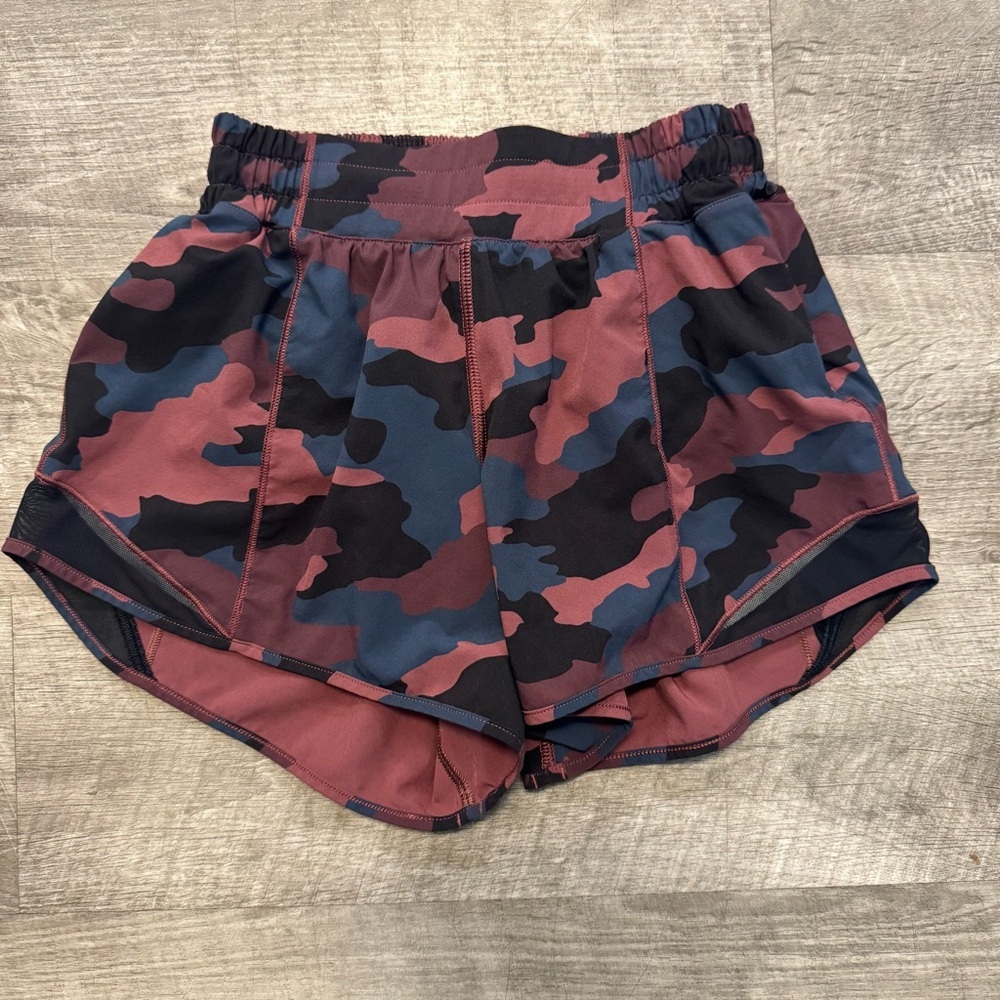 Lululemon Hottie Hots Low Rise Lined Short 4”  Smoky Red Camo Print Women Sz. 2